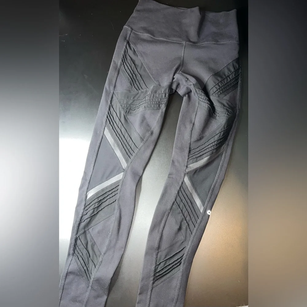 Alo Yoga Black high waisted Leggings with mesh inserts Size Medium GUC